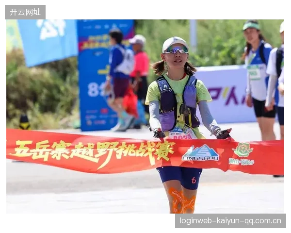 登山越野赛冠军冲线膝盖跪地庆祝的瞬间：坚持与装备的对话